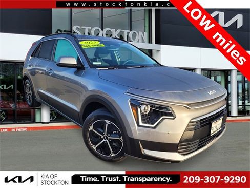 Used 2025 Kia Niro LX image 1