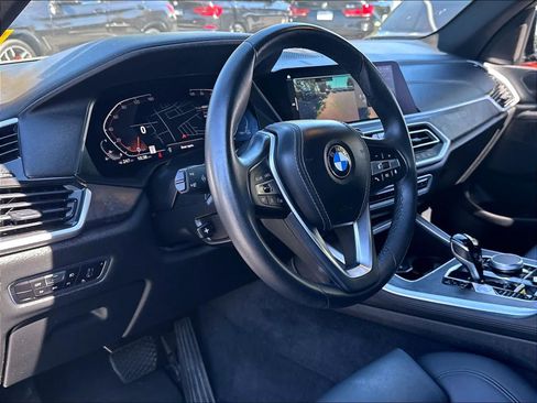 Used 2022 BMW X5 xDrive40i w/ Parking Assistance Package AWD/4WD image 17