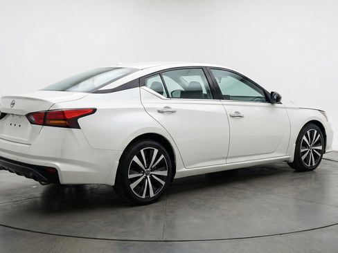 Used 2025 Nissan Altima 2.5 SV FWD image 9