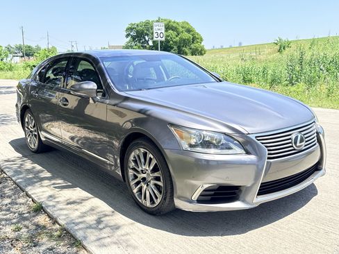 Used 2013 Lexus LS 460 w/ Comfort Pkg RWD image 2