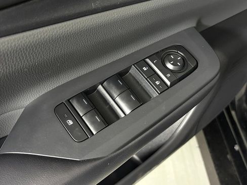 Used 2023 Toyota Prius LE FWD image 18