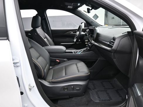 Used 2025 Chevrolet Traverse High Country FWD image 49