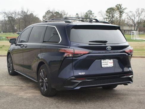 Used 2023 Toyota Sienna XSE image 17