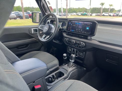 Certified 2025 Jeep Wrangler Unlimited Sahara w/ Safety Group AWD/4WD image 12