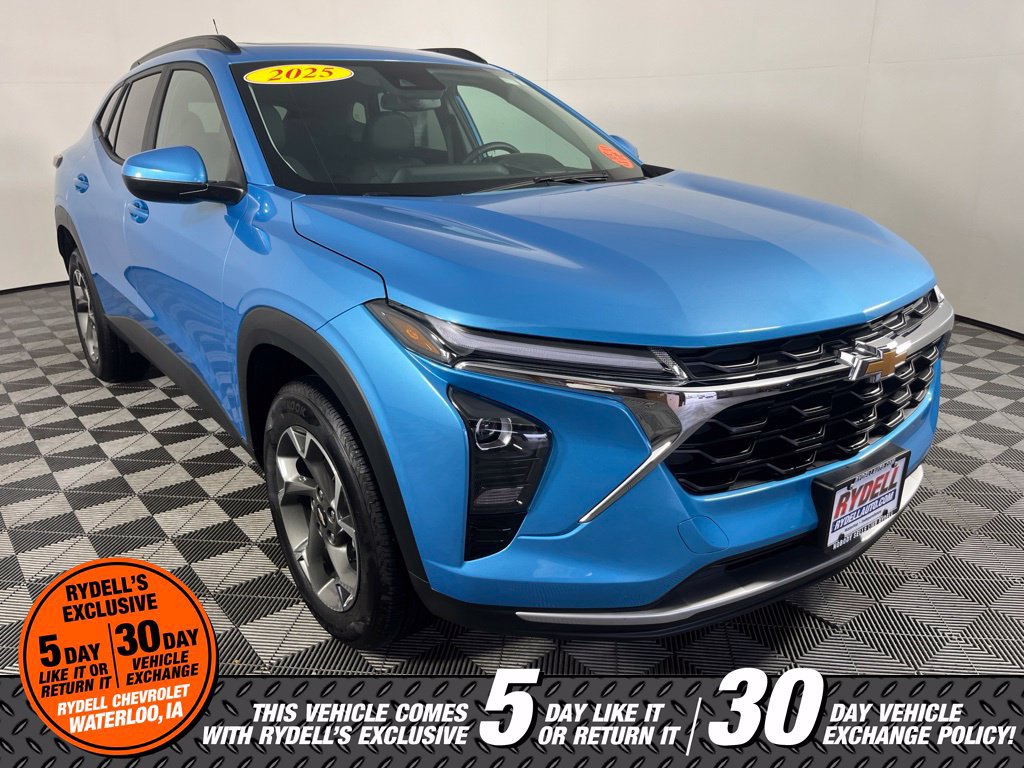 Used 2025 Chevrolet Trax LT w/ Sunroof Package FWD image 2