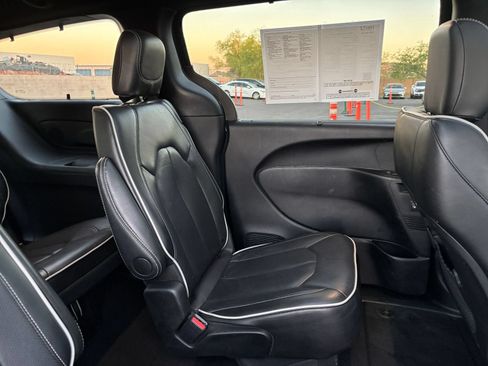 Used 2025 Chrysler Pacifica Limited FWD image 42