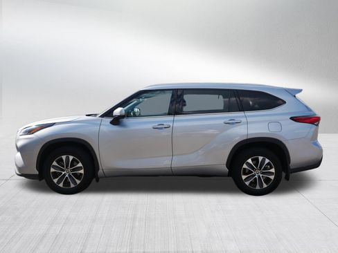 Used 2021 Toyota Highlander XLE AWD/4WD image 4