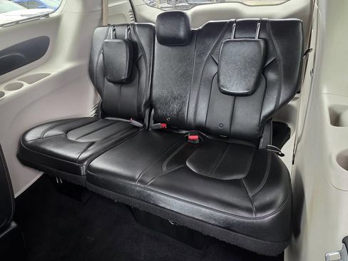 Used 2019 Chrysler Pacifica Touring-L FWD image 14
