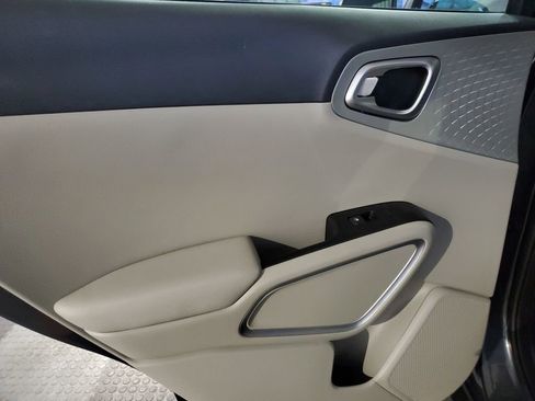 Used 2025 Kia Soul LX FWD image 16