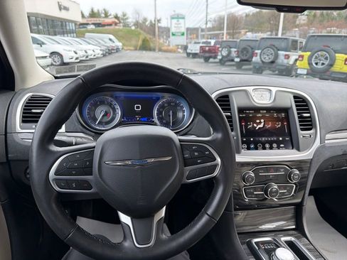 Used 2022 Chrysler 300 Touring image 11