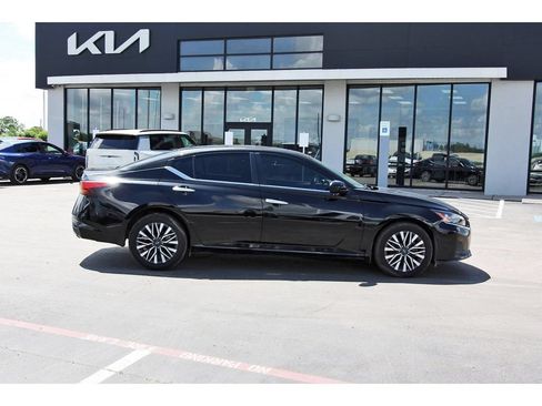 Used 2024 Nissan Altima 2.5 SV w/ SV Premium Package AWD/4WD image 4