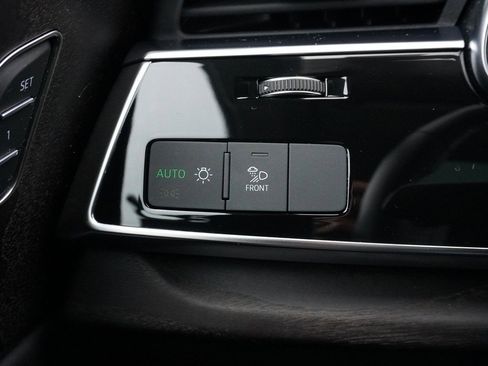 Used 2023 Audi Q8 Premium image 39