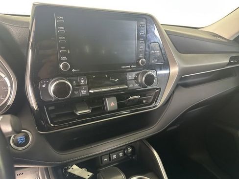 Used 2020 Toyota Highlander XLE AWD/4WD image 15