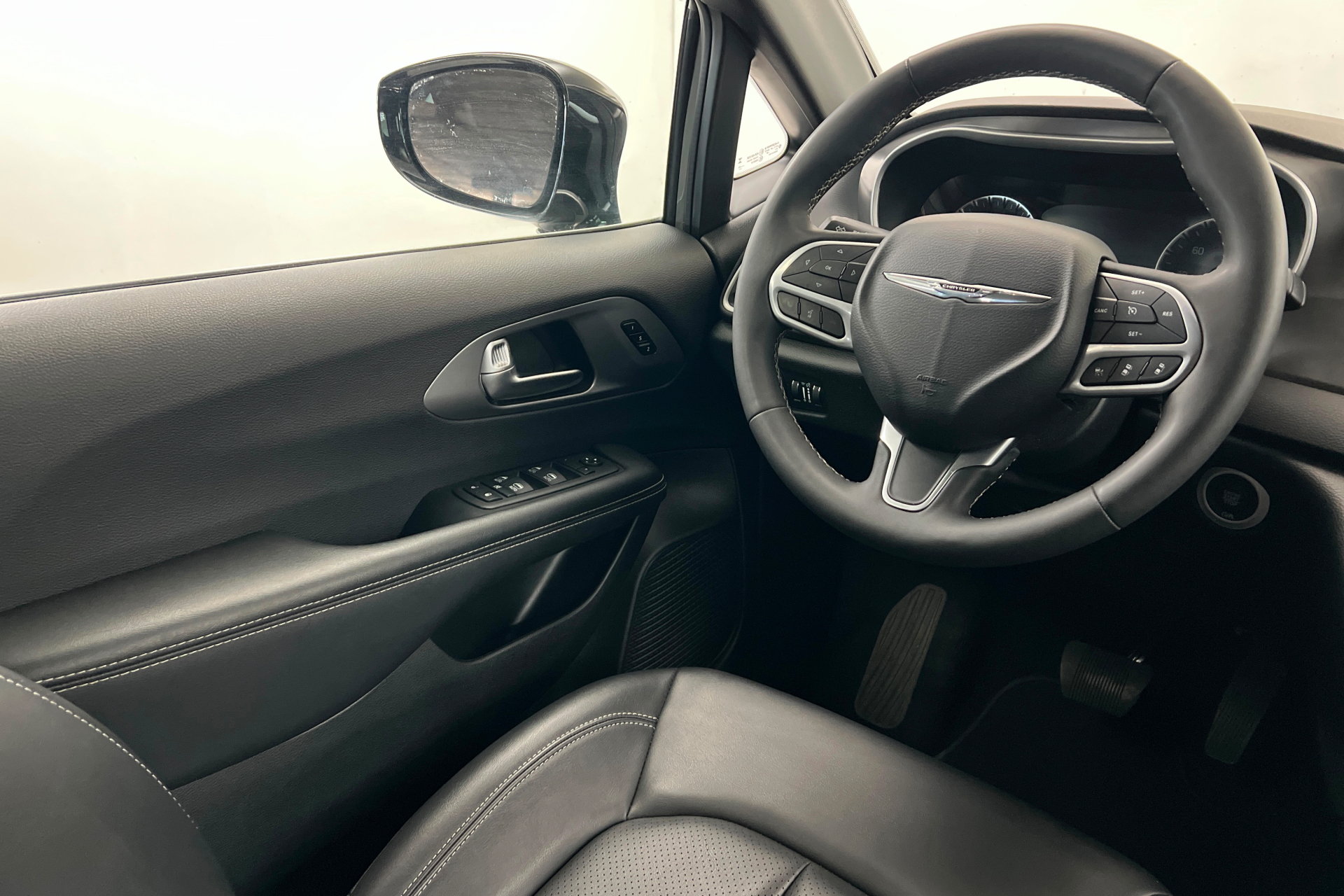 Used 2025 Chrysler Pacifica Select FWD image 12