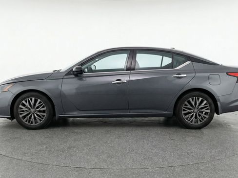 Used 2025 Nissan Altima 2.5 SV image 5