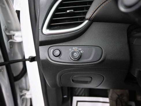 Used 2019 Chevrolet Trax LT w/ LT Convenience Package FWD image 17