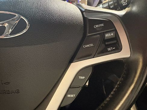 Used 2017 Hyundai Veloster FWD image 19