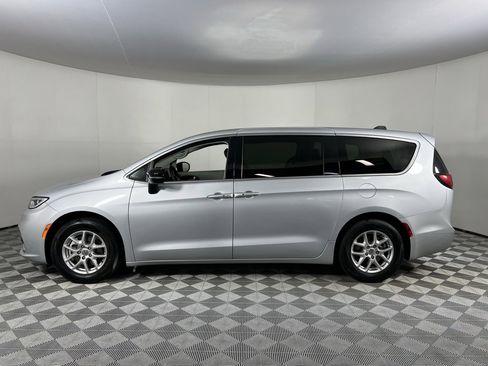 Certified 2024 Chrysler Pacifica Touring-L image 8