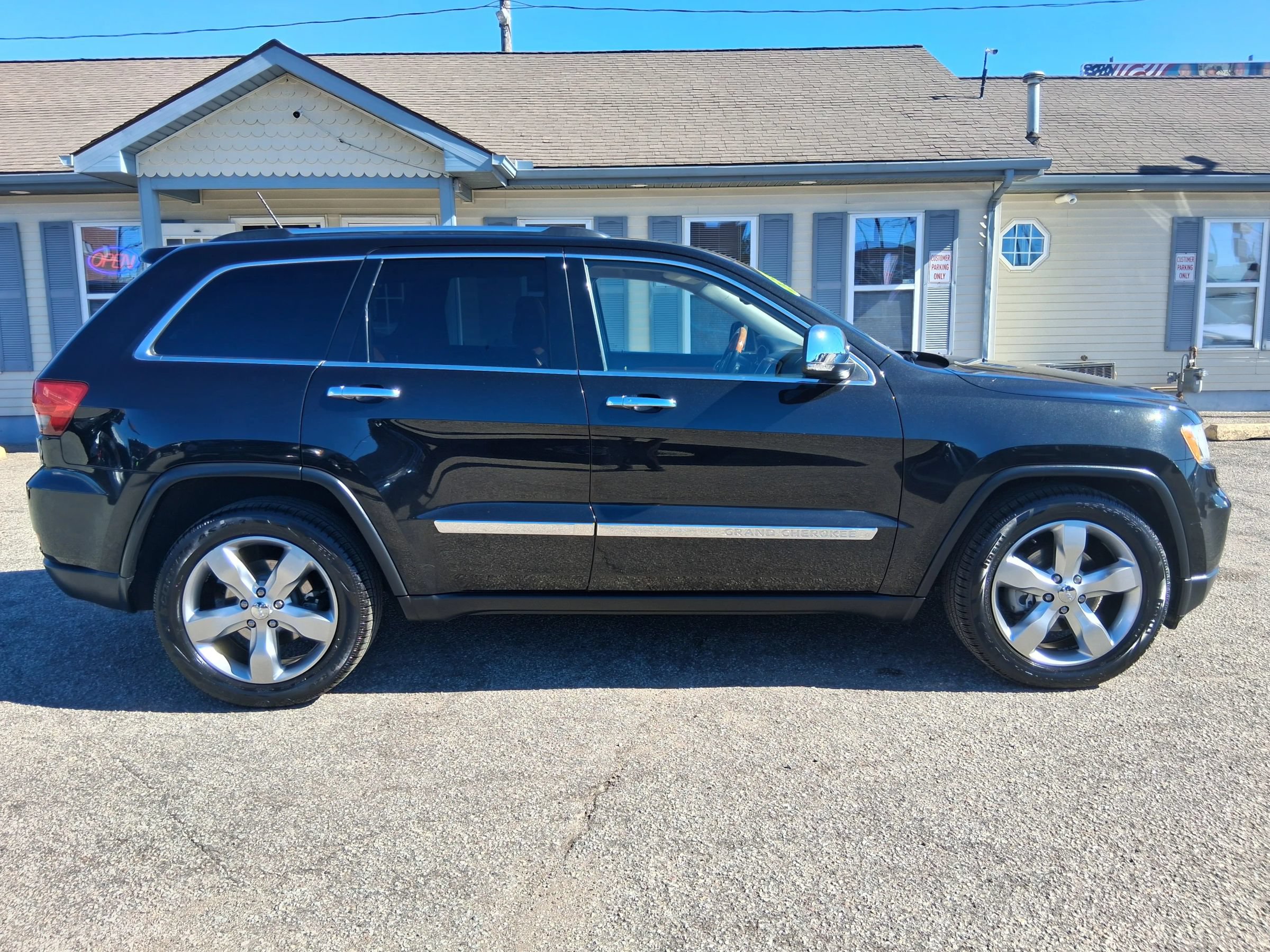 Used 2011 Jeep Grand Cherokee Overland AWD/4WD image 7