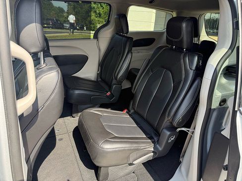 Used 2024 Chrysler Pacifica Touring-L FWD image 11