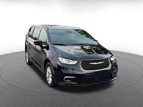 Used 2025 Chrysler Pacifica Select FWD image 3