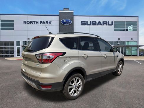 Used 2018 Ford Escape SE w/ SE Sync 3 Package FWD image 3