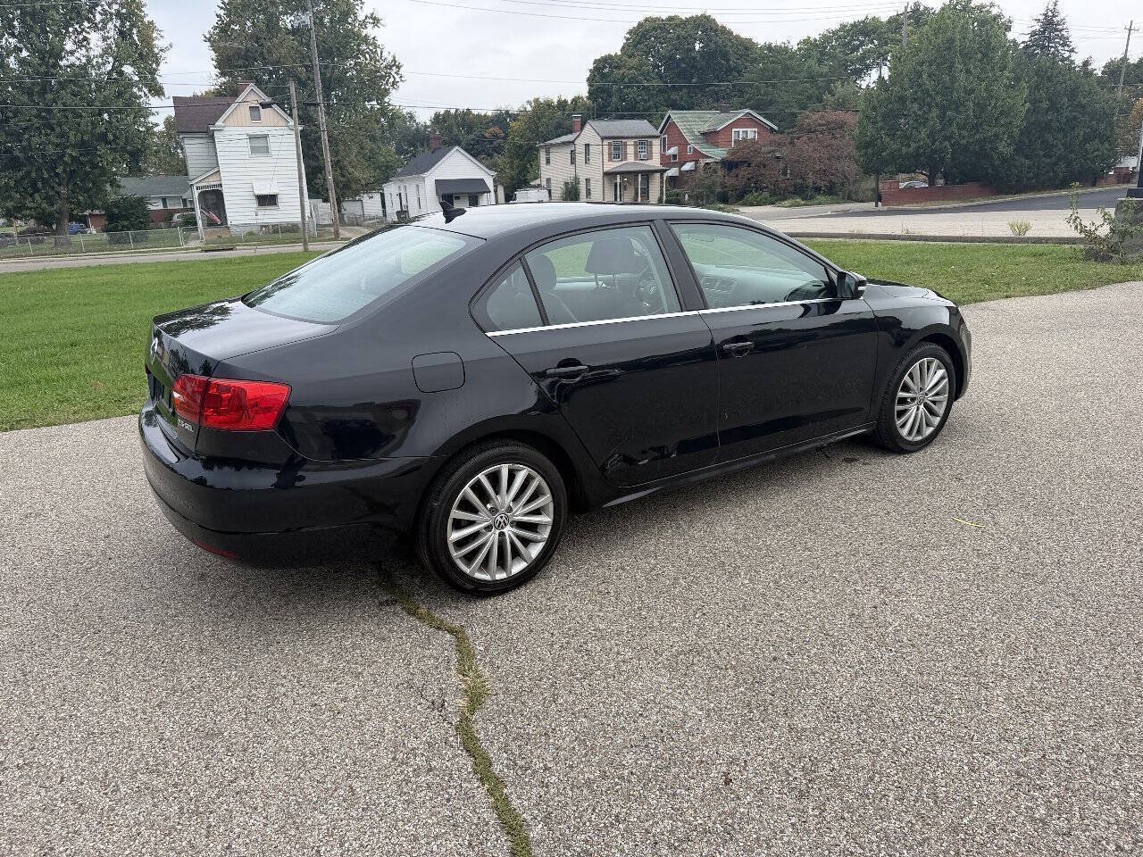 Used 2011 Volkswagen Jetta SEL FWD image 4