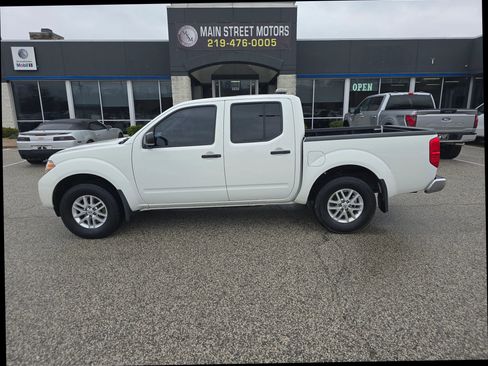 Used 2019 Nissan Frontier SV image 1