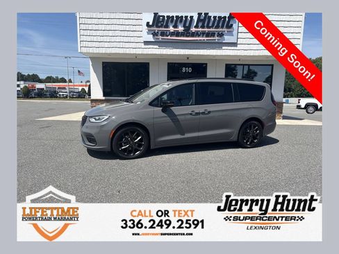 Used 2025 Chrysler Pacifica Limited FWD image 1