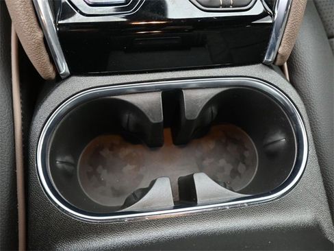 Used 2025 GMC Canyon Denali image 4