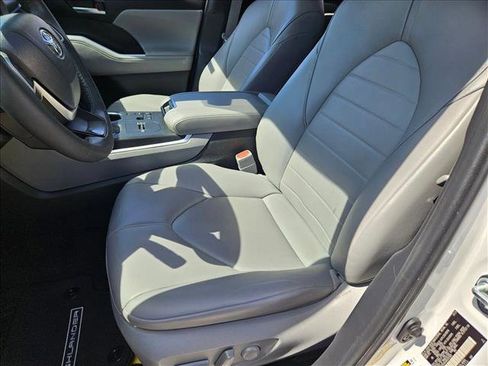 Used 2024 Toyota Highlander XLE image 16
