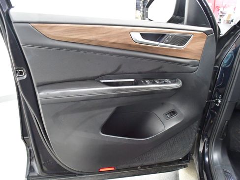 Used 2025 Volkswagen Atlas SE FWD image 19