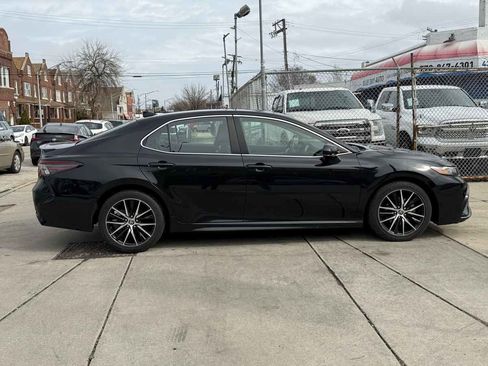 Used 2021 Toyota Camry SE image 4