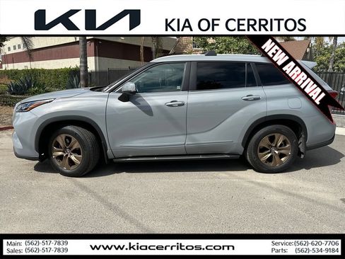 Used 2023 Toyota Highlander Bronze Edition FWD image 2