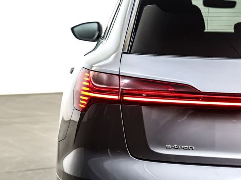 Used 2022 Audi e-tron Premium w/ Convenience Plus Package image 16