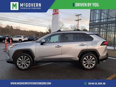 Used 2022 Toyota RAV4 XLE Premium image 2