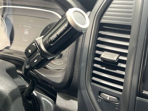 Used 2023 Nissan Titan SV image 19