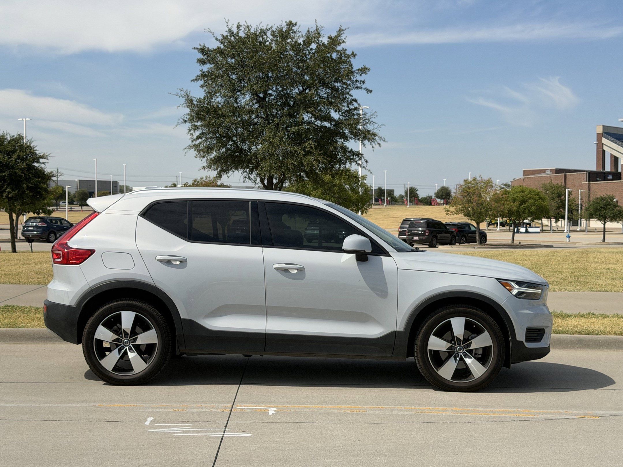 Used 2020 Volvo XC40 T5 Momentum w/ Protection Package Premier AWD/4WD image 3