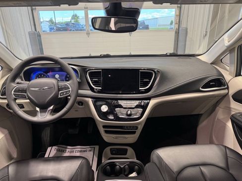 Used 2023 Chrysler Pacifica Touring-L FWD image 22