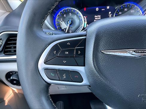 Used 2023 Chrysler Pacifica Touring-L FWD image 23