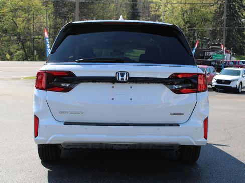 New 2026 Honda Odyssey Touring image 9