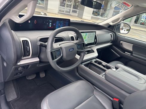 Used 2025 Ford Expedition Active image 13