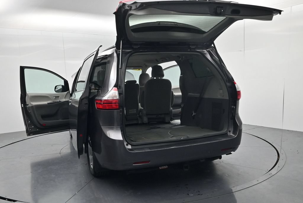 Used 2019 Toyota Sienna LE w/ Carpet Mat Package FWD image 48