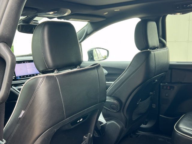 Used 2025 Chrysler Pacifica Limited FWD image 42