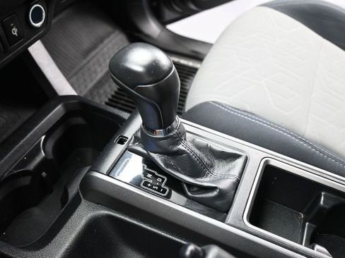 Used 2020 Toyota Tacoma TRD Off-Road w/ Technology Package image 15