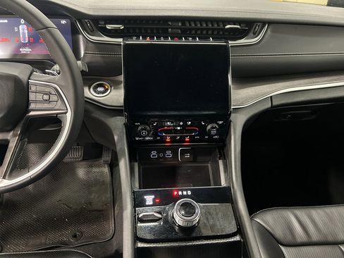 Used 2024 Jeep Grand Cherokee Limited w/ Luxury Tech Group II image 6