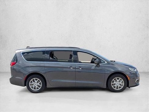 Used 2022 Chrysler Pacifica Touring-L FWD image 4