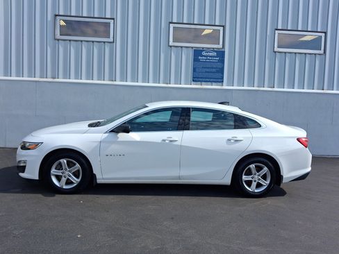 Used 2022 Chevrolet Malibu LS FWD image 2