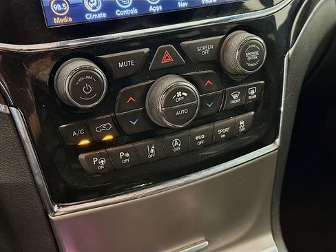 Used 2020 Jeep Grand Cherokee Overland AWD/4WD image 24