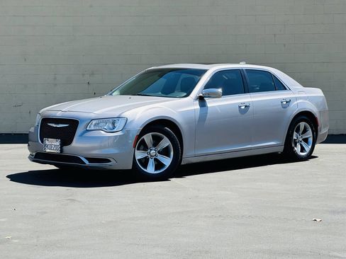 Used 2016 Chrysler 300 C RWD image 4